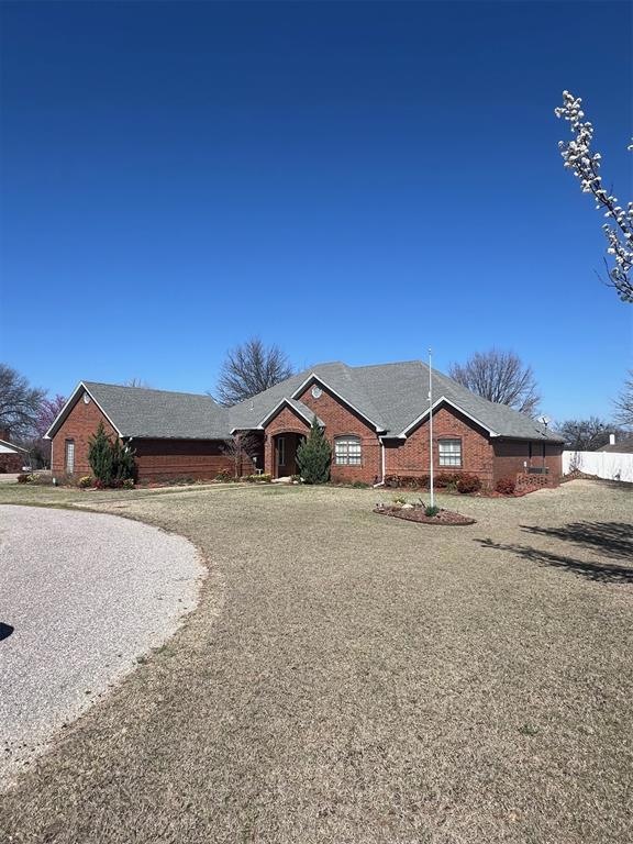 Single story home featuring circle drive