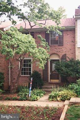 9681 Lindenbrook St, Fairfax, VA 22031 - photo 1