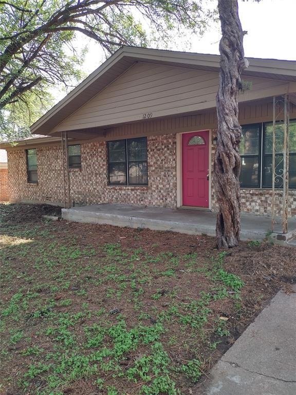 1209 Briarwood Dr, Cleburne, TX 76033 - photo 1