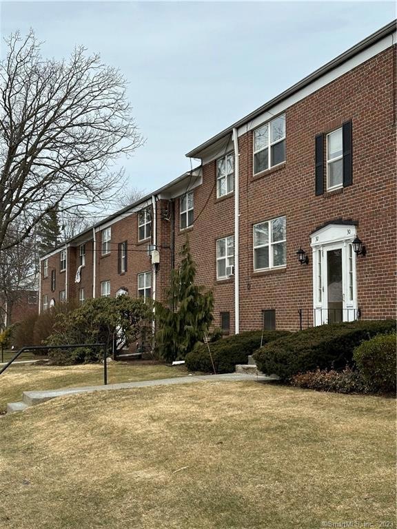32 Arnold Way unit 32, West Hartford, CT 06119 - photo 1