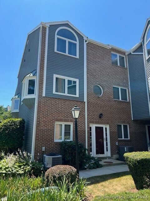 Seir Hill Gardens unit 25, Norwalk, CT 06850 - photo 1