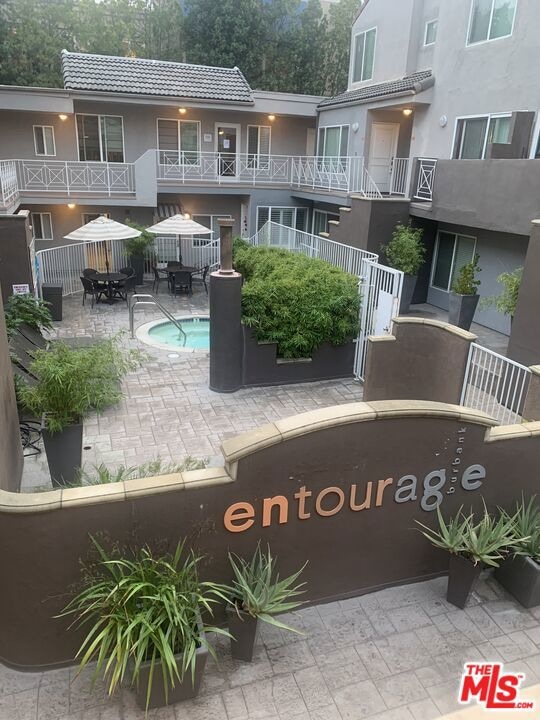 Entourage unit 219, Burbank, CA 91505 - photo 1