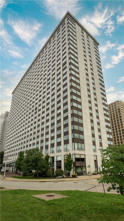 Welcome to 6B Gateway Towers ... Pieta Terre ... CITY Living At Its Finest ...