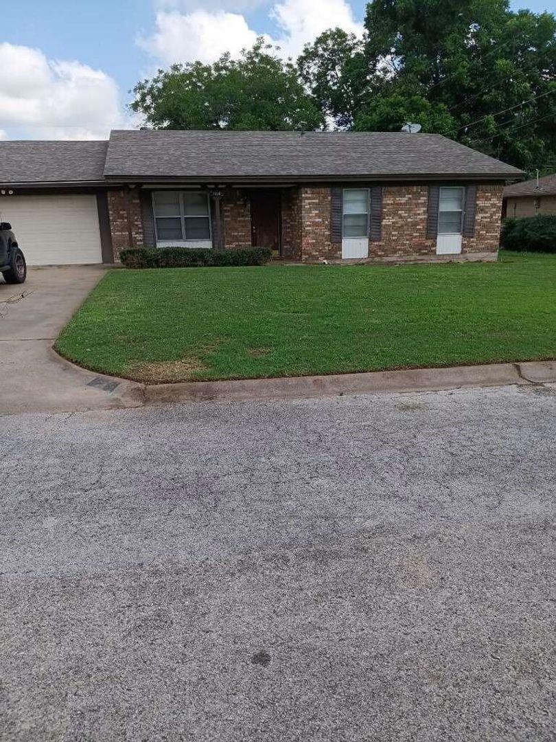 1216 Briarwood Dr, Cleburne, TX 76033 - photo 1