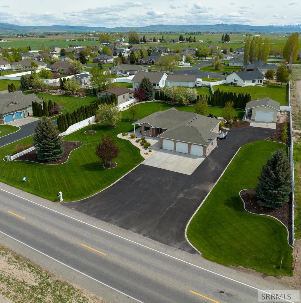 1060 W Fir St, Shelley, ID 83274 - photo 1