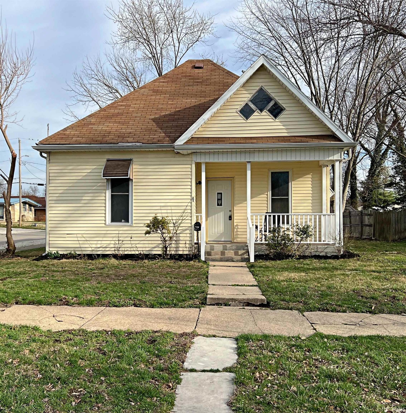 810 E Vincennes St, Linton, IN 47441 - photo 1