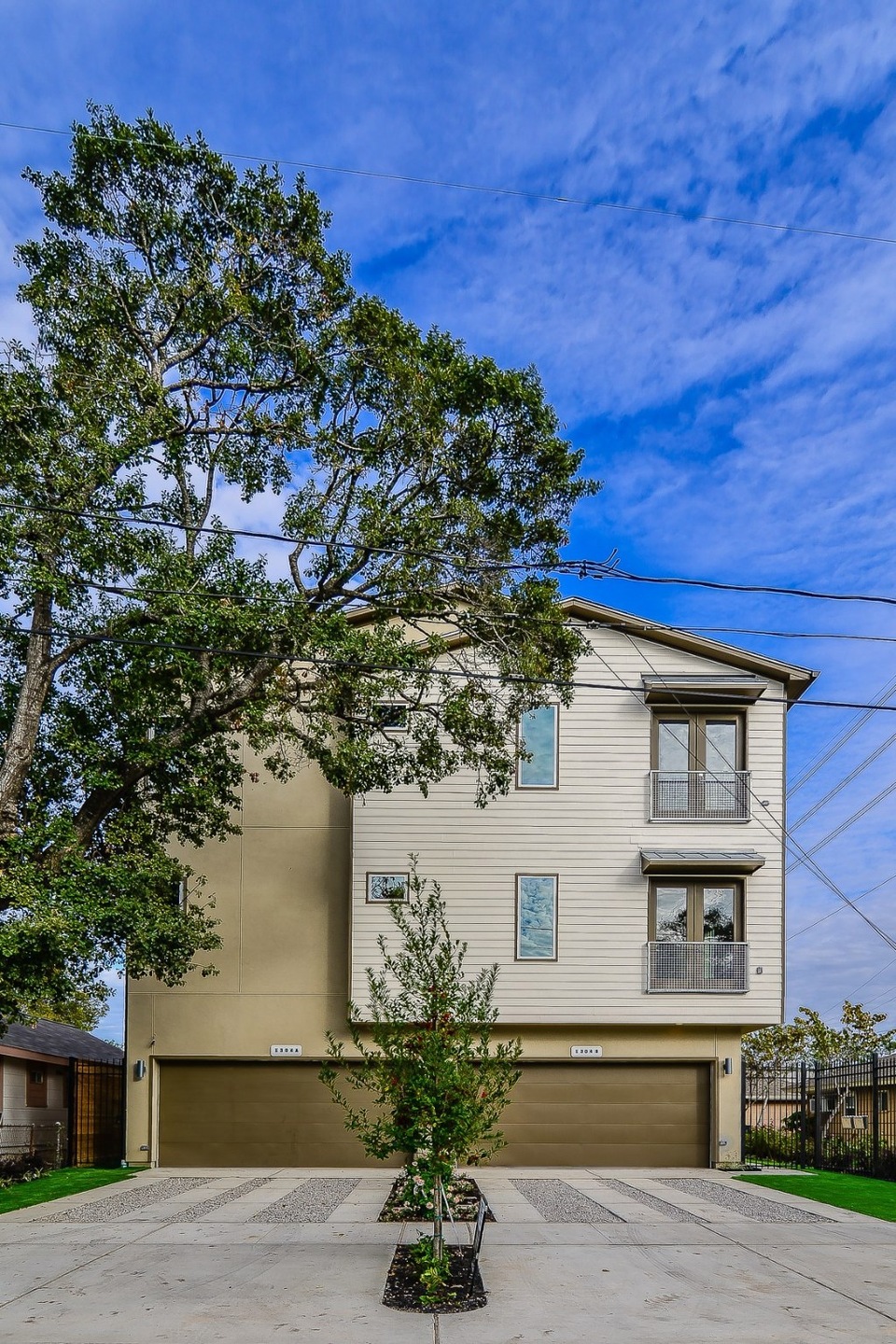 Welcome to 1304 Nashua. This 2 bdrm, 2 full bath, w/ study offers 2000 sqft on one level! Home is located on the right.