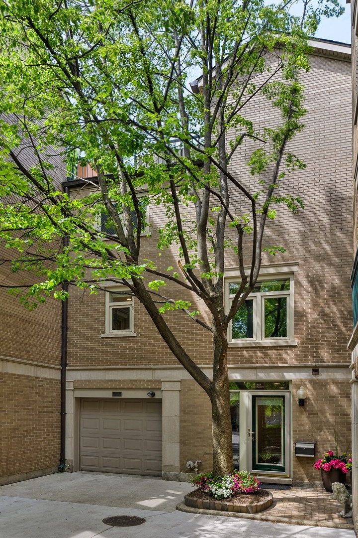 2722 N Southport Ave unit B, Chicago, IL 60614 - photo 1