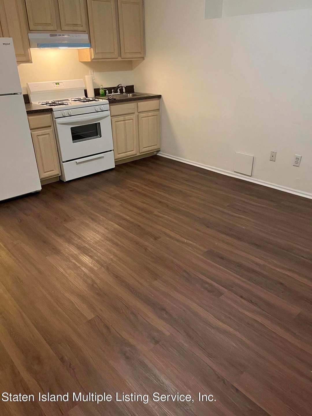 24 Pebble Ln unit 2, Staten Island, NY 10305 - photo 1