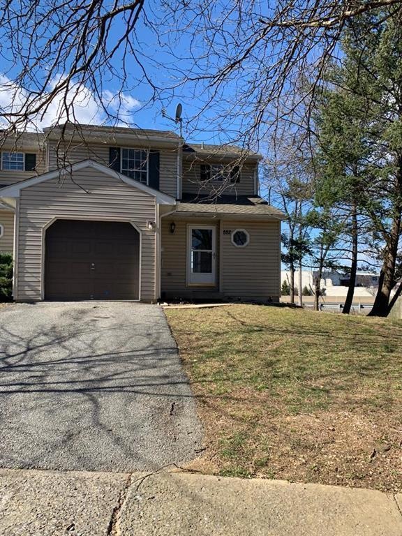 882 Maryland Ct, Whitehall, PA 18052 - photo 1