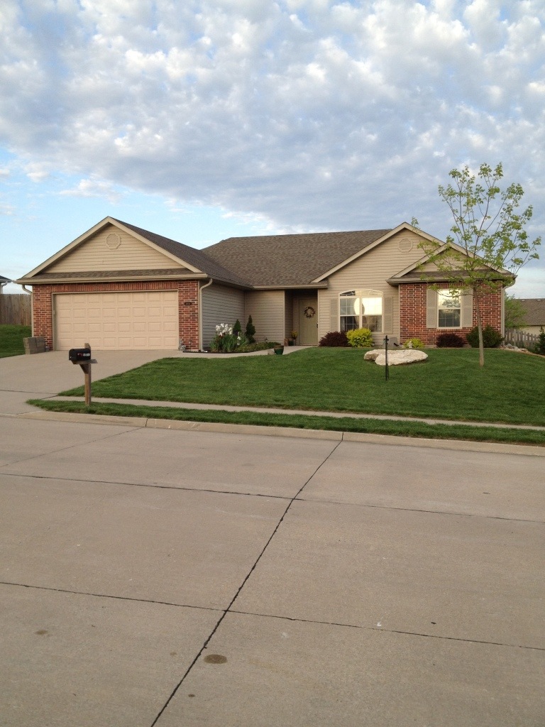 Nice Tree, Landscaping and Clean!