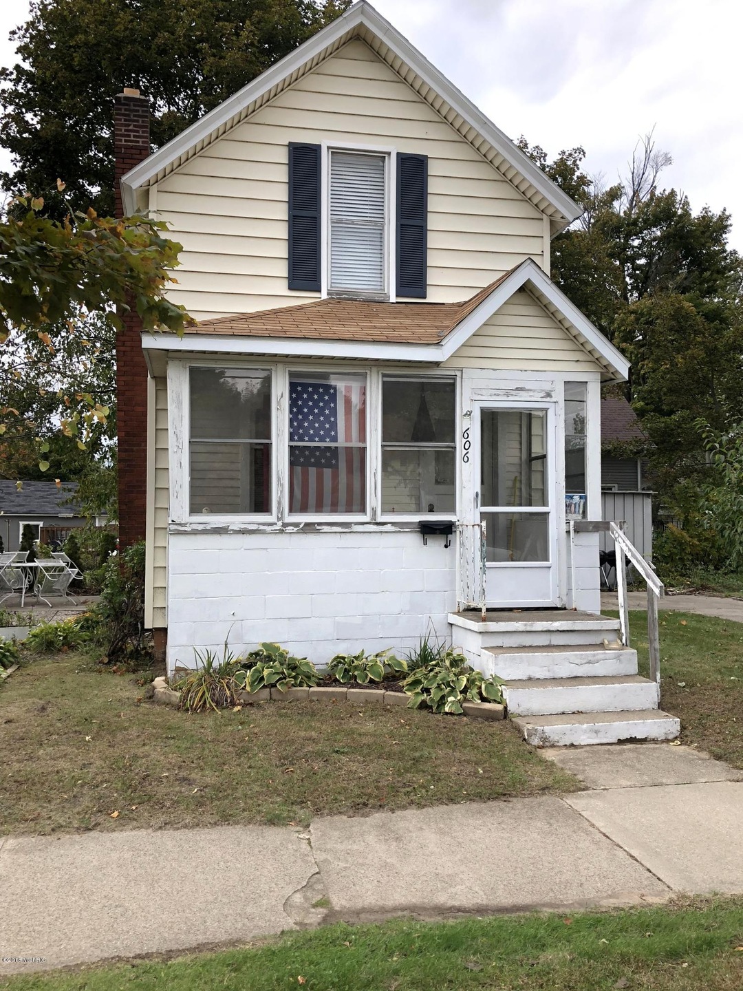 606 maple st - front