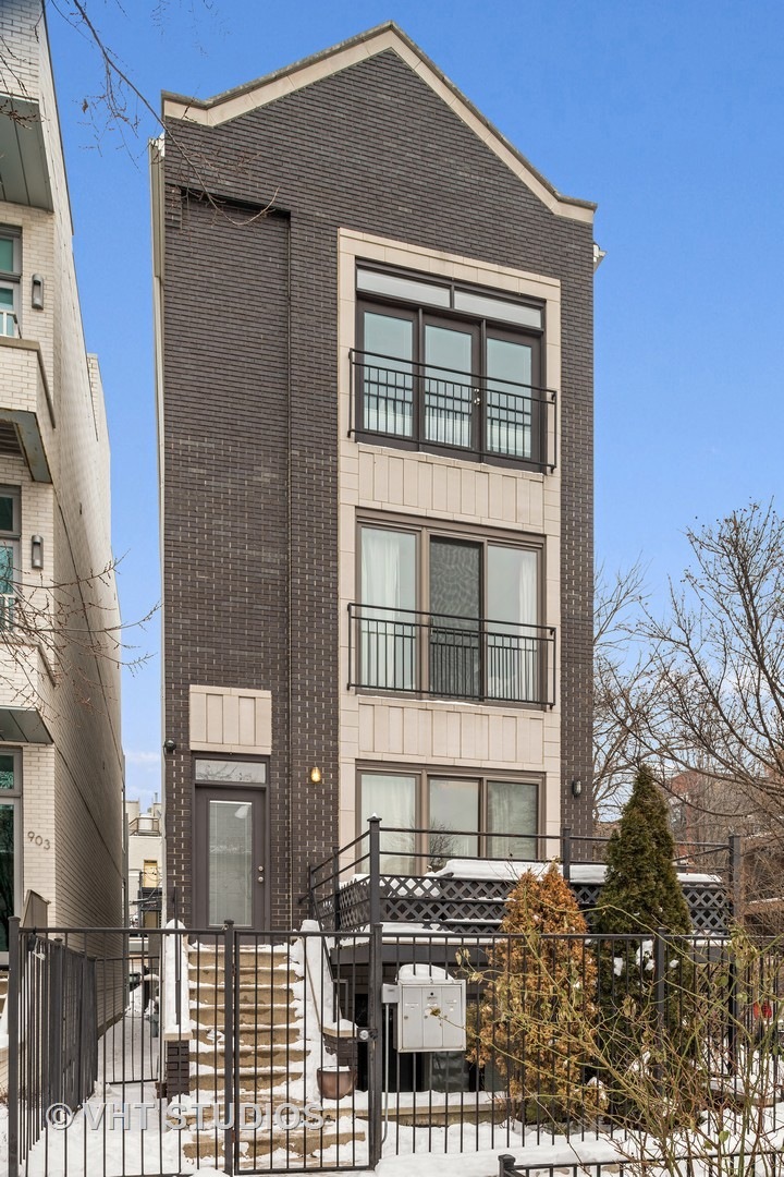 901 N Honore St unit 1, Chicago, IL 60622 - photo 1