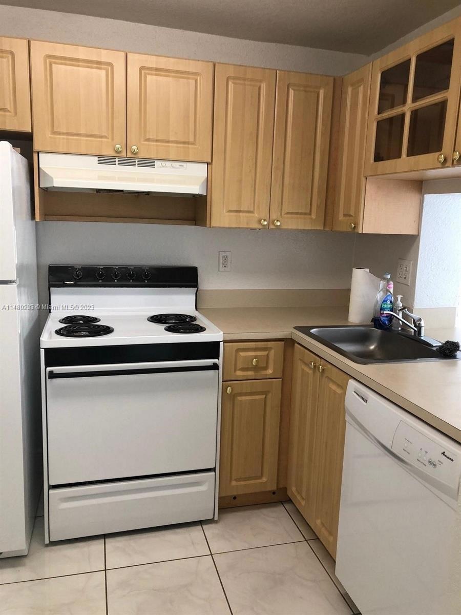 9360 Fontainebleau Blvd unit 308, Miami, FL 33172 - photo 1