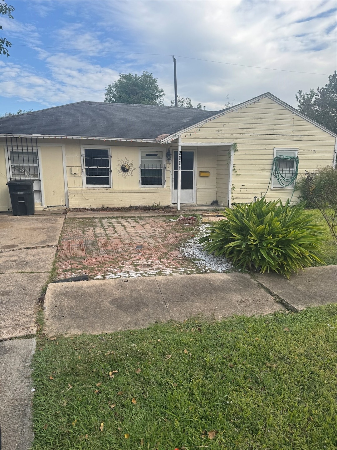 5417 Doulton Dr, Houston, TX 77033 - photo 1