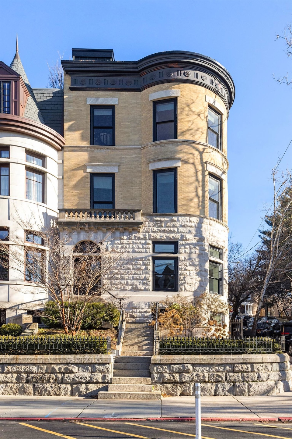 Sold $3,050,000 • Co-Listing Agent