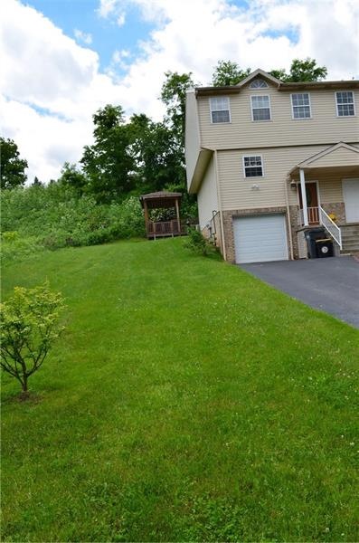 Beautiful end unit town home is move in ready!!!