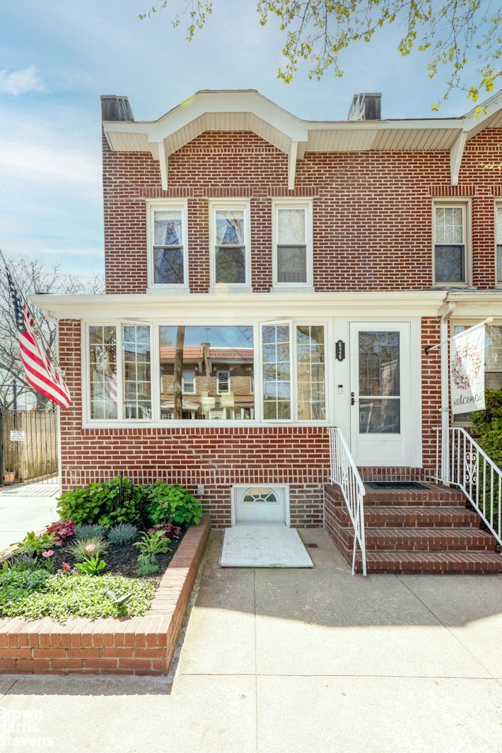 Sold $1,225,000 • Co-Listing Agent