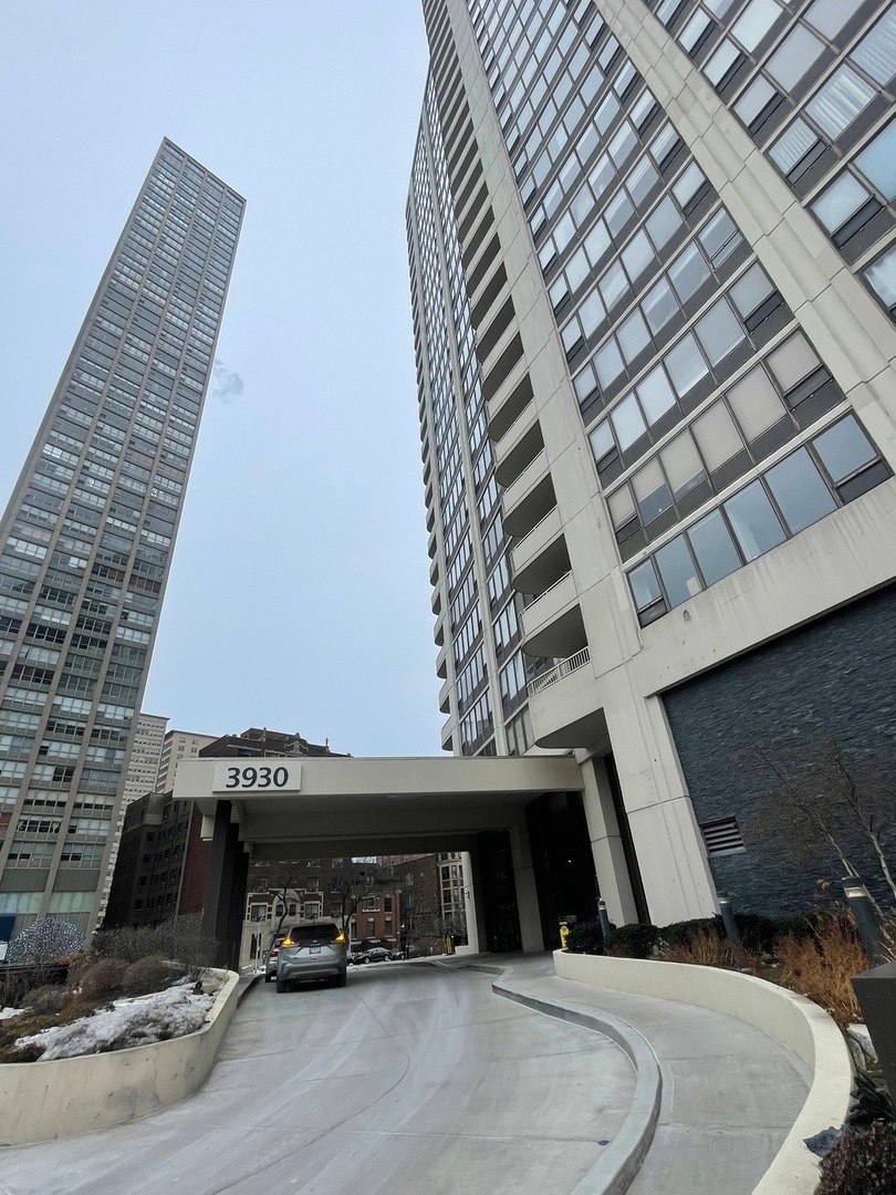 Lake Park Plaza unit 2405, Chicago, IL 60613 - photo 1