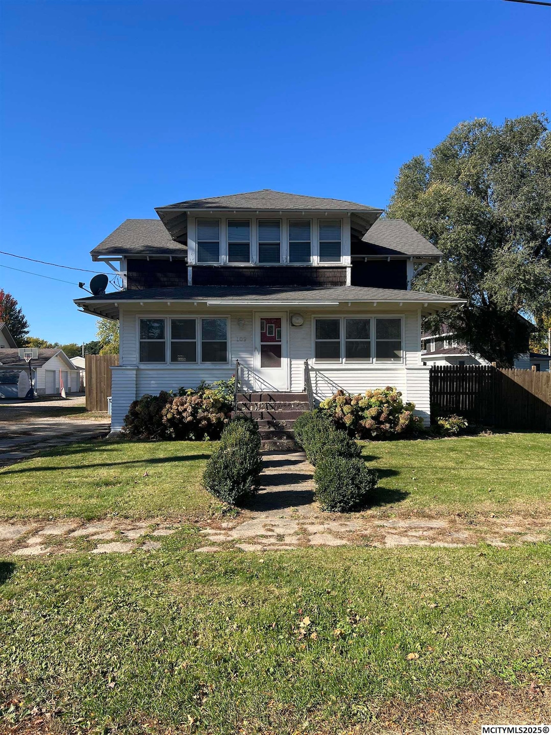 109 N Lincoln St, Sheffield, IA 50475 - photo 1