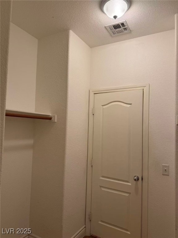 Detailed view of a textured ceiling and a textured wall