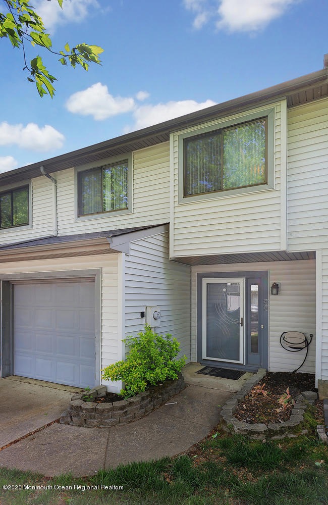 88 Lexington Cir Matawan NJ-large-007-00