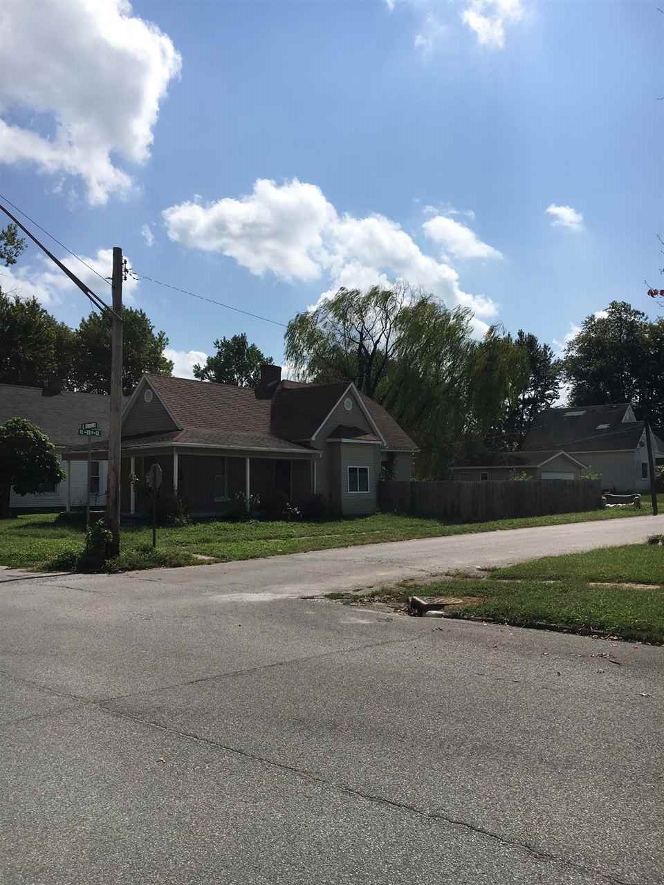 809 E Vincennes St, Linton, IN 47441 - photo 1