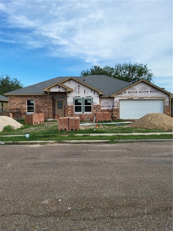 1001 Blue Crest Ln, Beeville, TX 78102 - photo 1