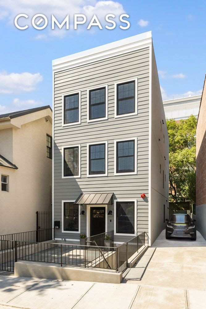 Pending $2,995,000 • Co-Listing Agent