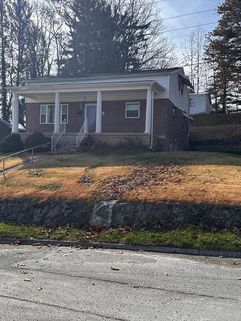 911 Hale Ave, Princeton, WV 24740 - photo 1