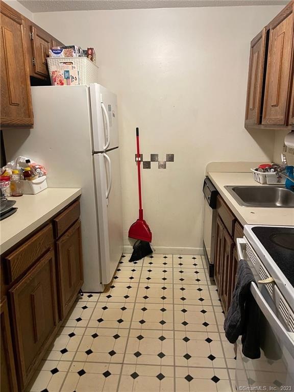 140 Kane St unit B8, West Hartford, CT 06119 - photo 1