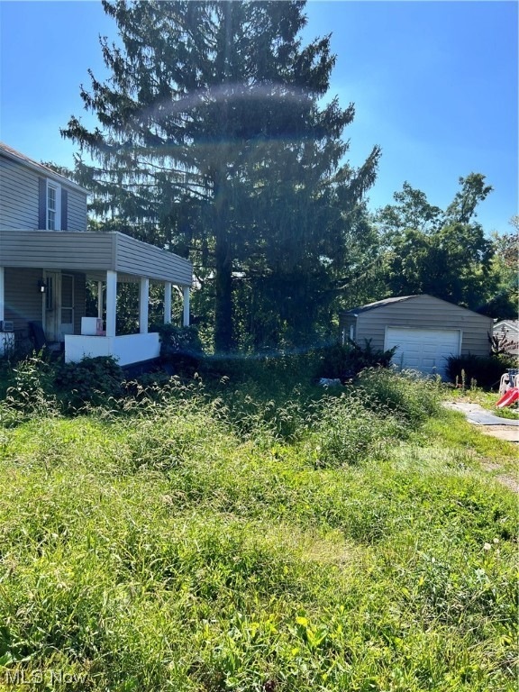 View of yard featuring a garage