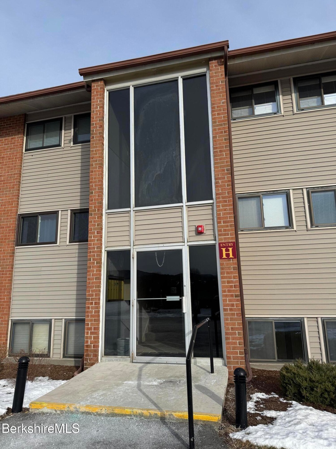 Stratton Hills unit H1, Williamstown, MA 01267 - photo 1