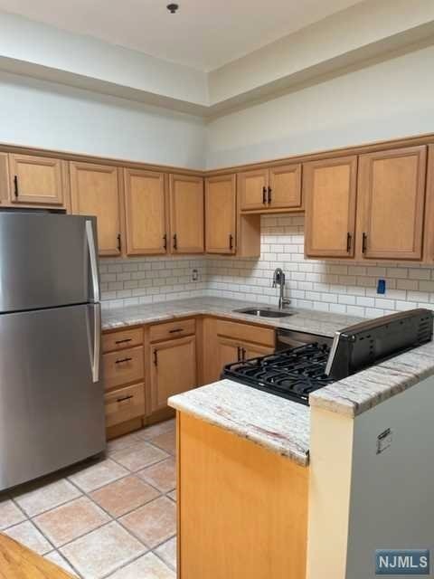 151 Valley Rd unit B, Montclair, NJ 07042 - photo 1