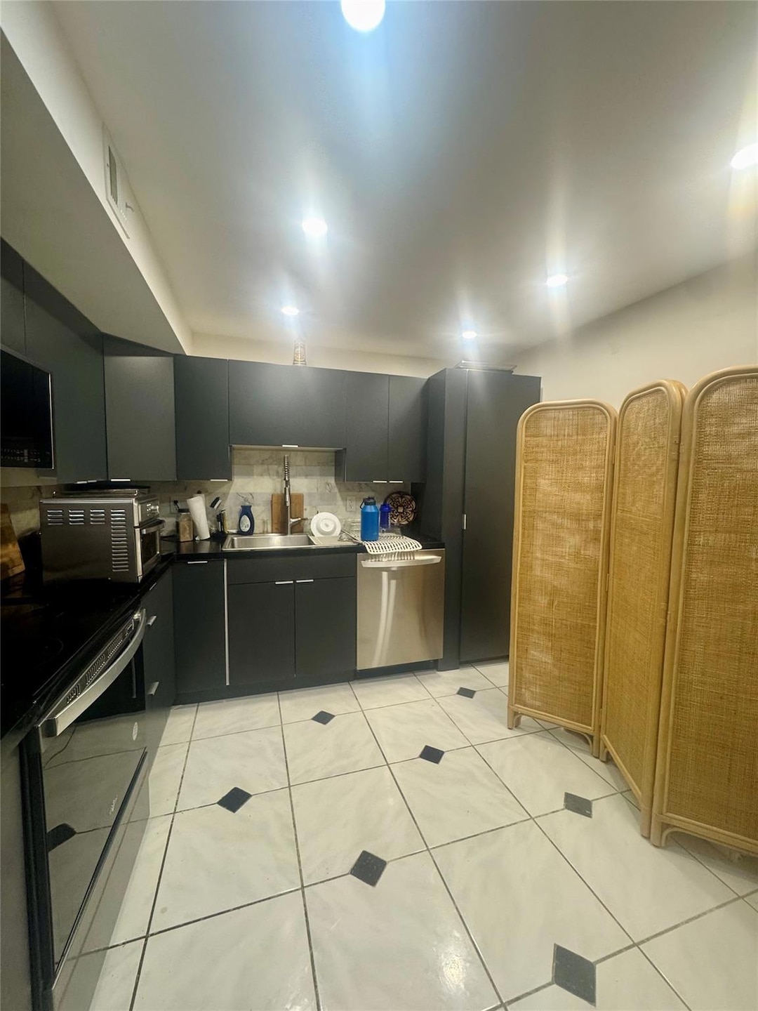 Ashleigh House unit 209, Hallandale Beach, FL 33009 - photo 1