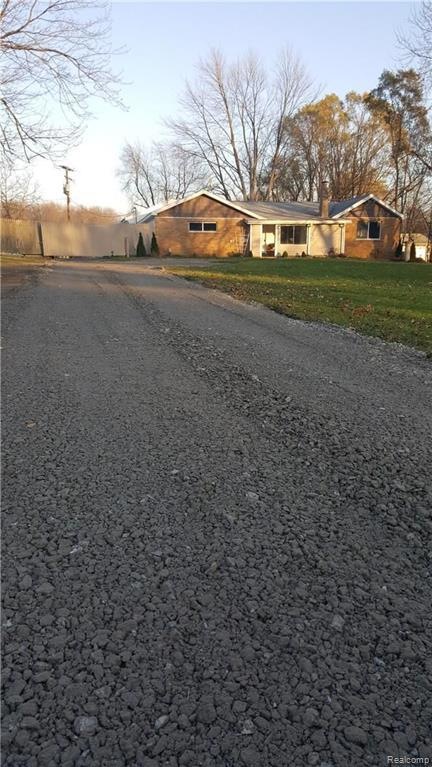 737 S Hospital Rd, Waterford, MI 48327 - photo 1