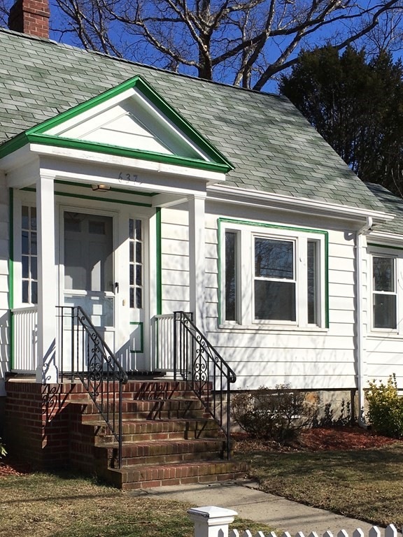 637 Lagrange St, West Roxbury, MA 02132 - photo 1
