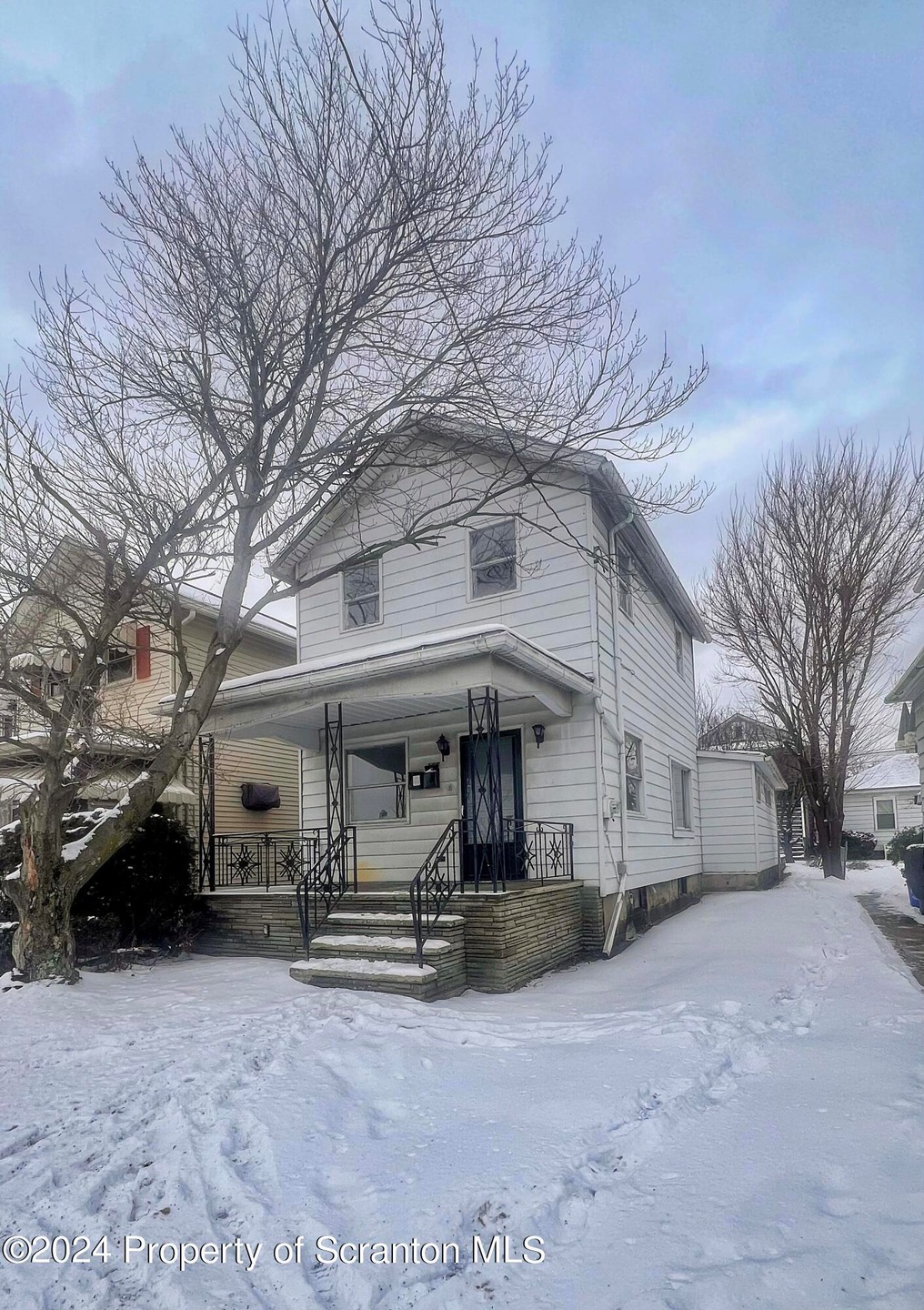 105 Chestnut St, Dupont, PA 18641 - photo 1