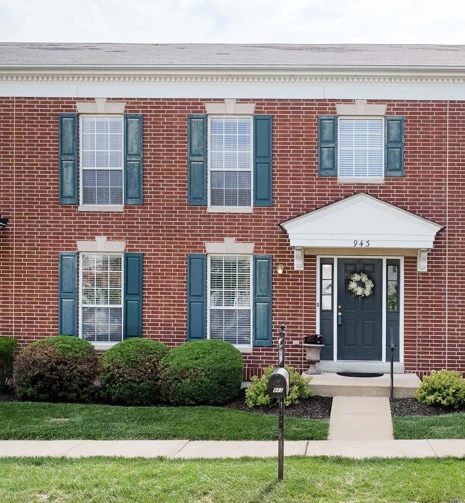 Welcome to this spacious 1.5 Story townhome with 3