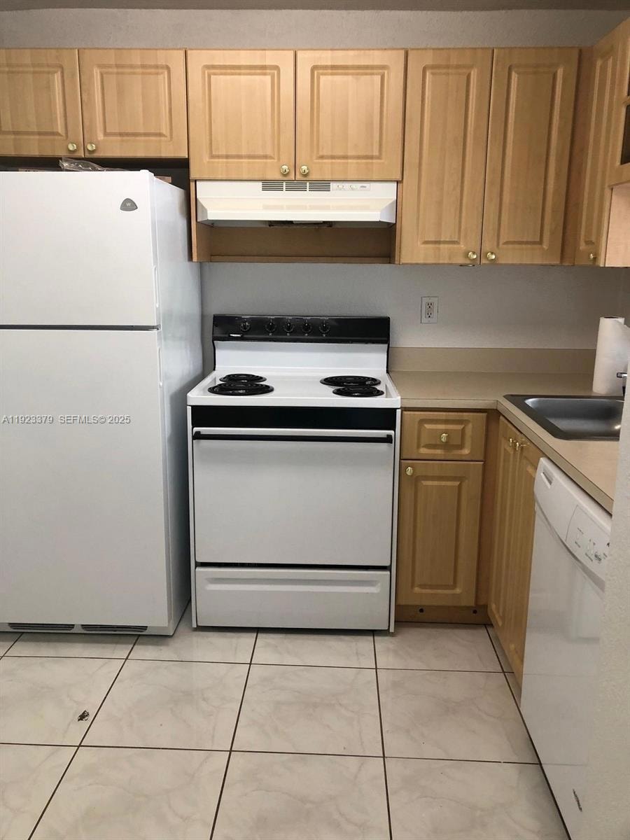 9360 Fontainebleau Blvd unit D308, Miami, FL 33172 - photo 1