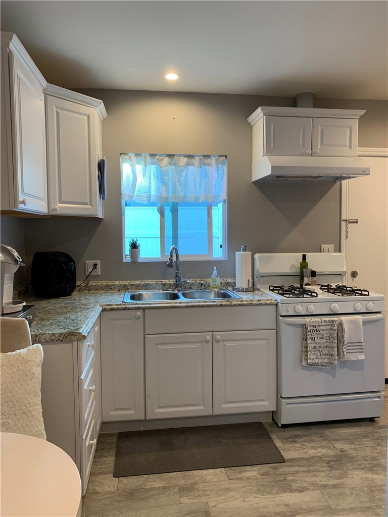 22041 Viscanio Rd, Woodland Hills, CA 91364 - photo 1