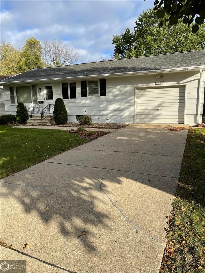 609 5th Ave NE, Clarion, IA 50525 - photo 1