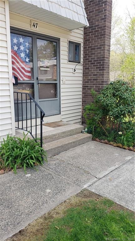 Welcome to 47 Mountain Laurel Court (end unit).