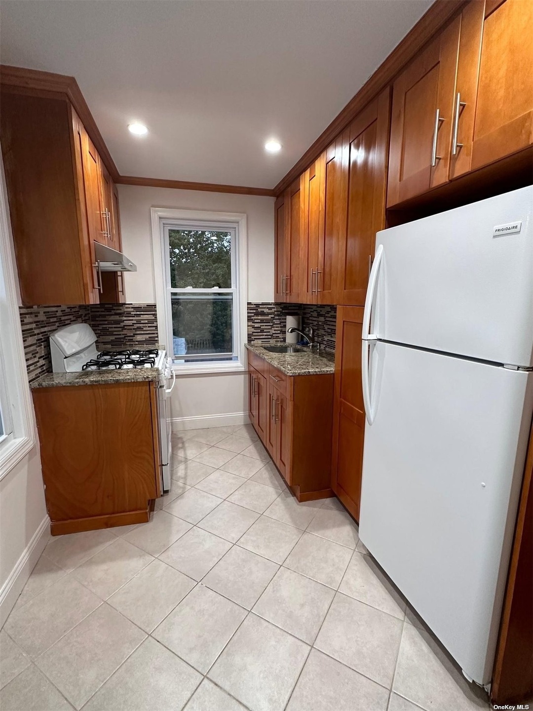 29 Hicks Ln, Great Neck, NY 11024 - photo 1