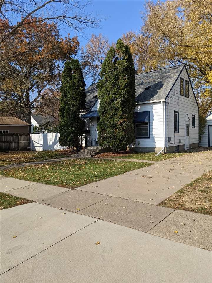 919 E Mitchell Ave, Waterloo, IA 50702 - photo 1