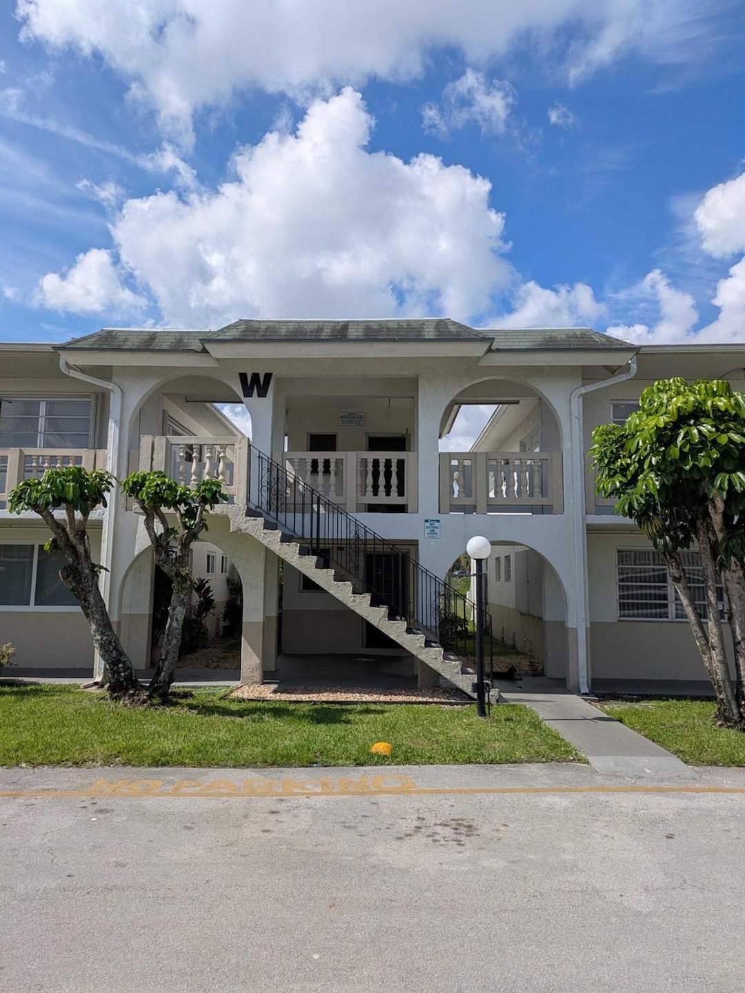 20120 NE 2nd Ave unit W20, Miami, FL 33179 - photo 1