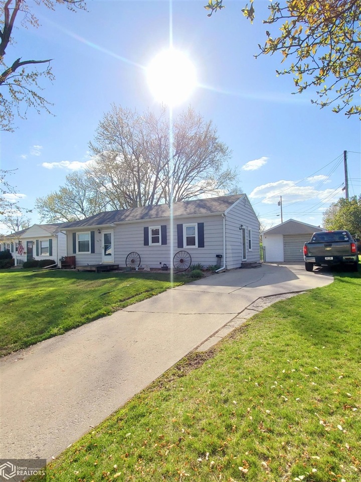 125 E 17th St N, Newton, IA 50208 - photo 1
