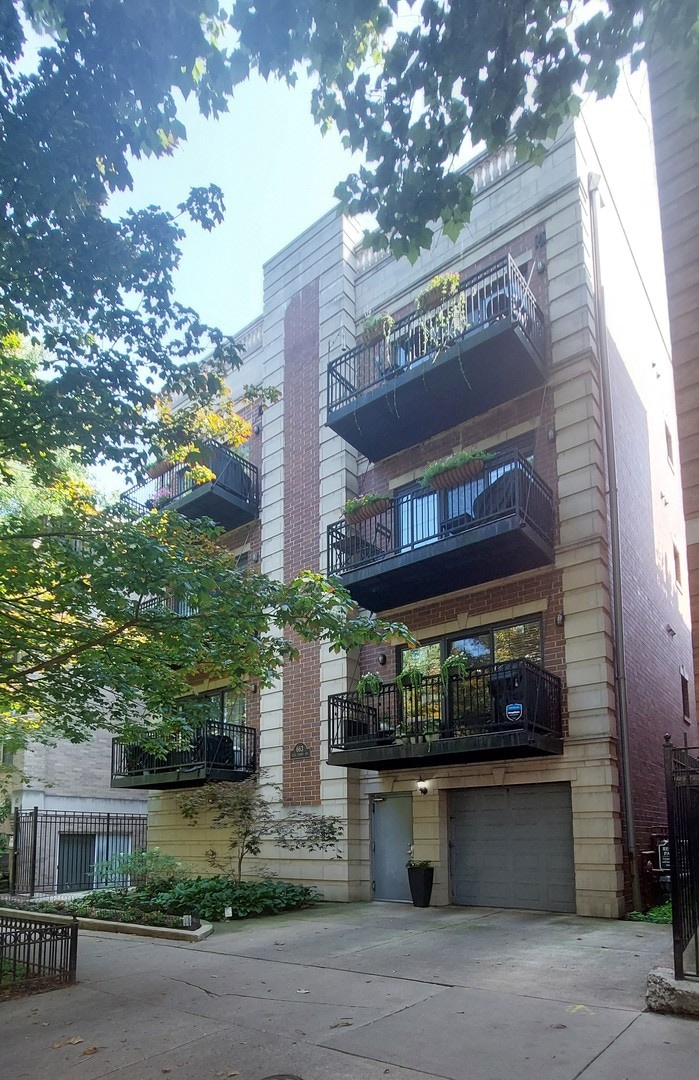 663 W Barry Ave unit 2A, Chicago, IL 60657 - photo 1