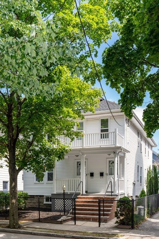 Sold $1,272,000 • Co-Listing Agent