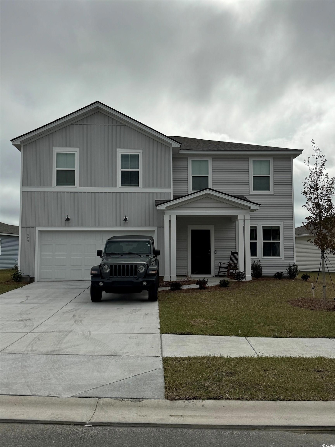 Traditional-style house with a front yard, concret